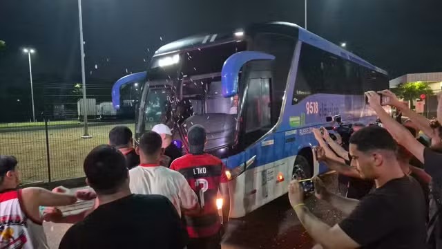 Torcida do Flamengo protesta no aeroporto após eliminação na Libertadores.