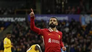 Liverpool vence o Wolverhampton fora de casa e assume liderança da Premier League.