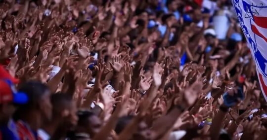 Quem é que carrega a multidão? É o Bahia!Bahia ultrapassa marca de 1 milhão de torcedores no estádio em 2024