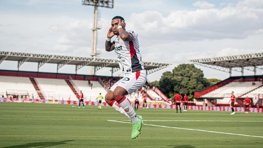 Vitória analisa pagar multa por Alerrandro contra Bragantino