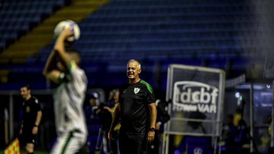 Lisca critica VAR após empate do Avaí