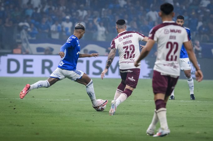 Cruzeiro só empata com Lanús e Diniz mantém jejum