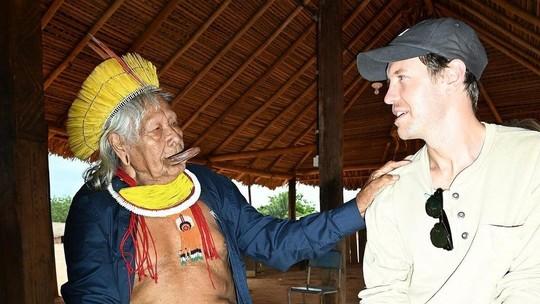 Vettel Visita Aldeia Indígena na Amazônia