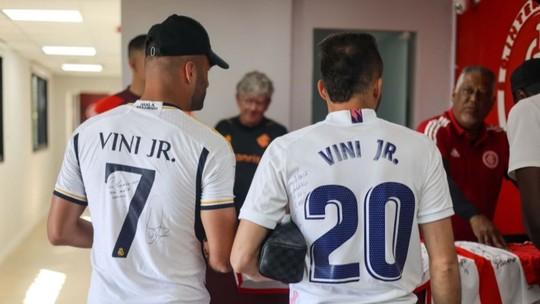 Lateral do Inter homenageia Vini Jr. com camisa do Flamengo