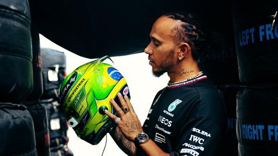 Hamilton com Capacete Brasileiro em Interlagos