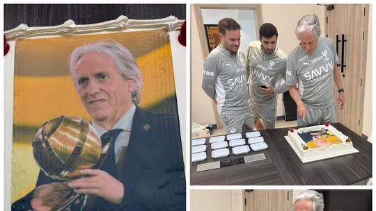 Jorge Jesus: Bolo e homenagem celebram prêmio de “Melhor Mister”