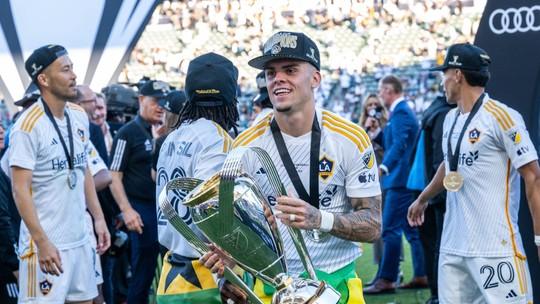 Gabriel Pec celebra ano vitorioso no LA Galaxy