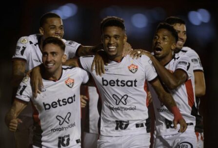 Fica, Leão! Vitória bate o Fortaleza e garante permanência antecipada na elite