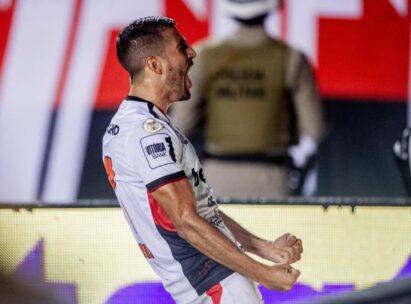 Vitória renova contrato de Raul Cáceres