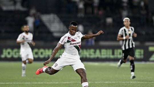 Fluminense tenta segurar Arias