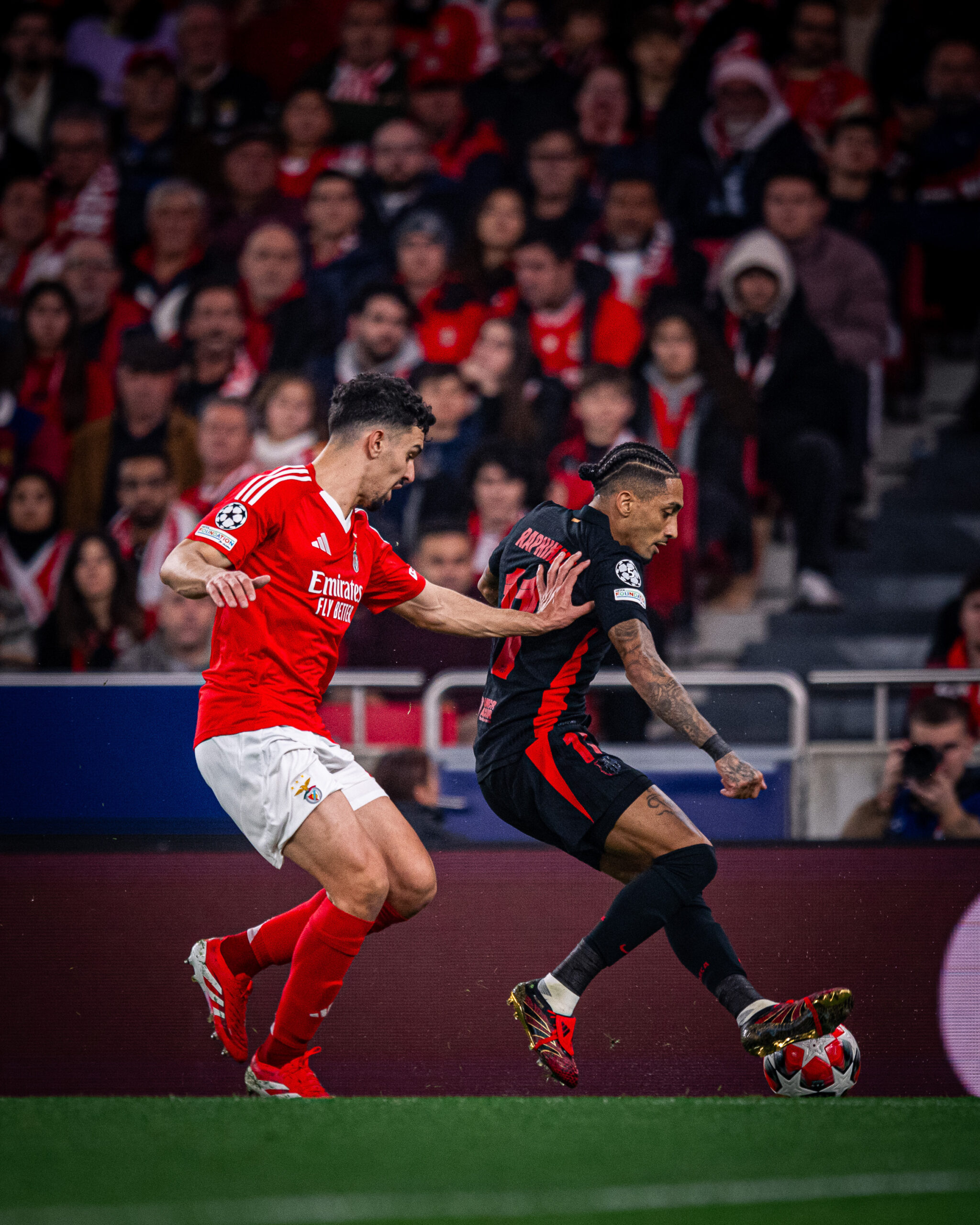 Histórico! Em jogo de nove gols, Raphinha comanda virada do Barça sobre o Benfica