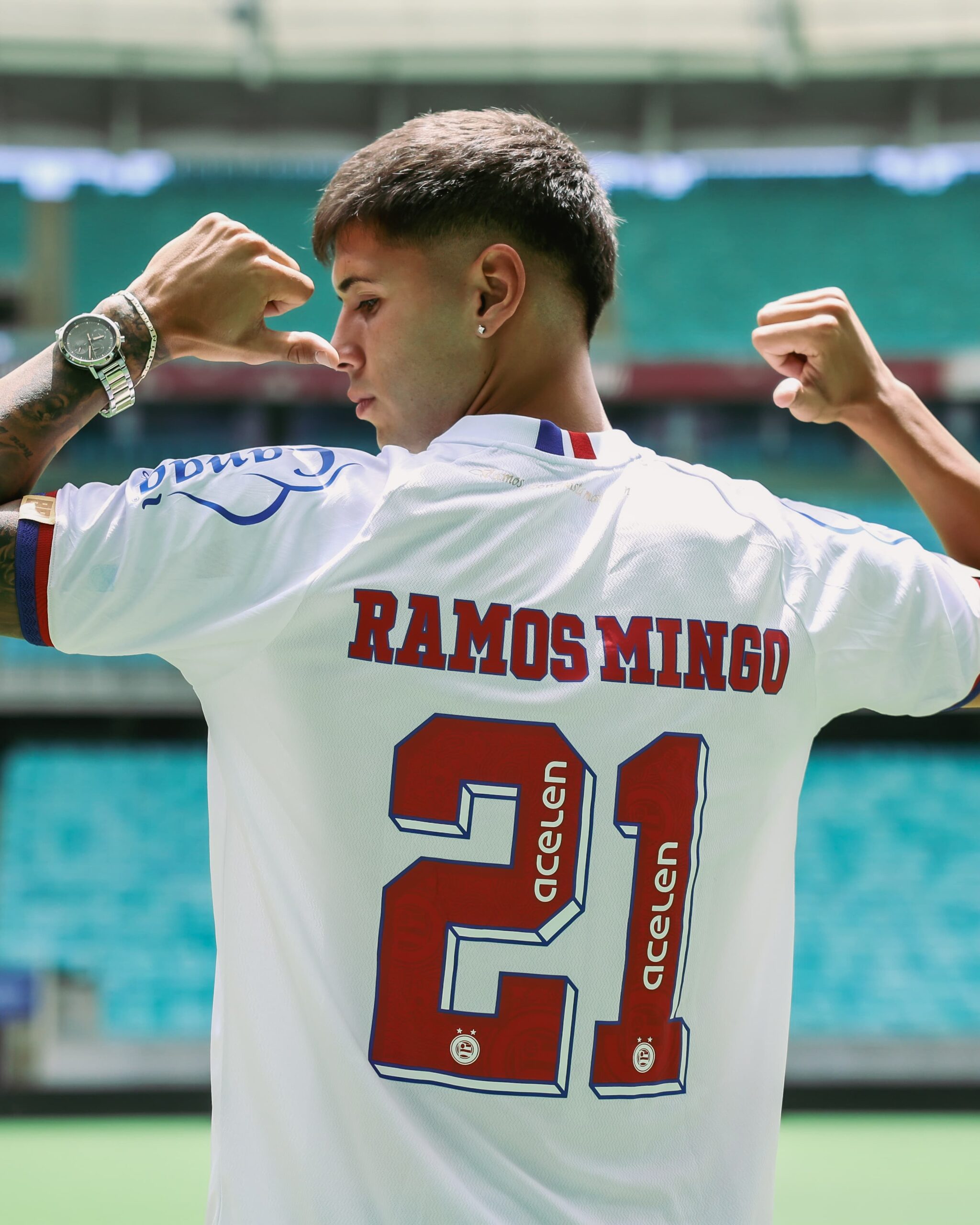 Zagueiro Ramos Mingo é apresentado pelo Bahia