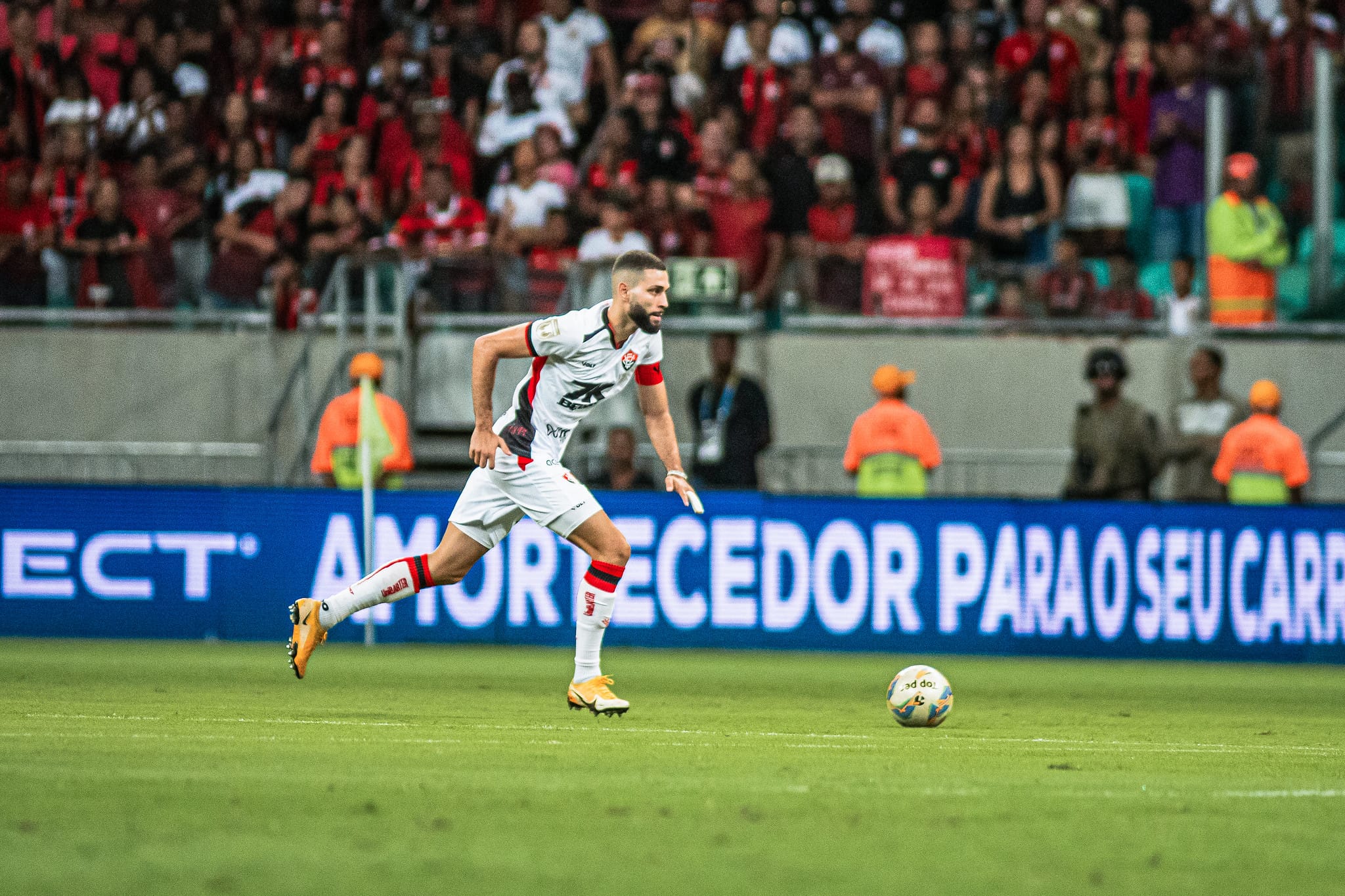 Jogador do Vitória rasga elogios a árbitro polêmico do Ba-Vi 500