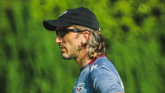 São Paulo se une em meio à pressão sobre técnico