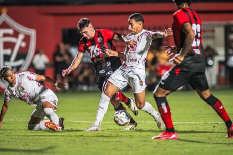 Vitória pressiona, marca no fim e vence Porto-BA