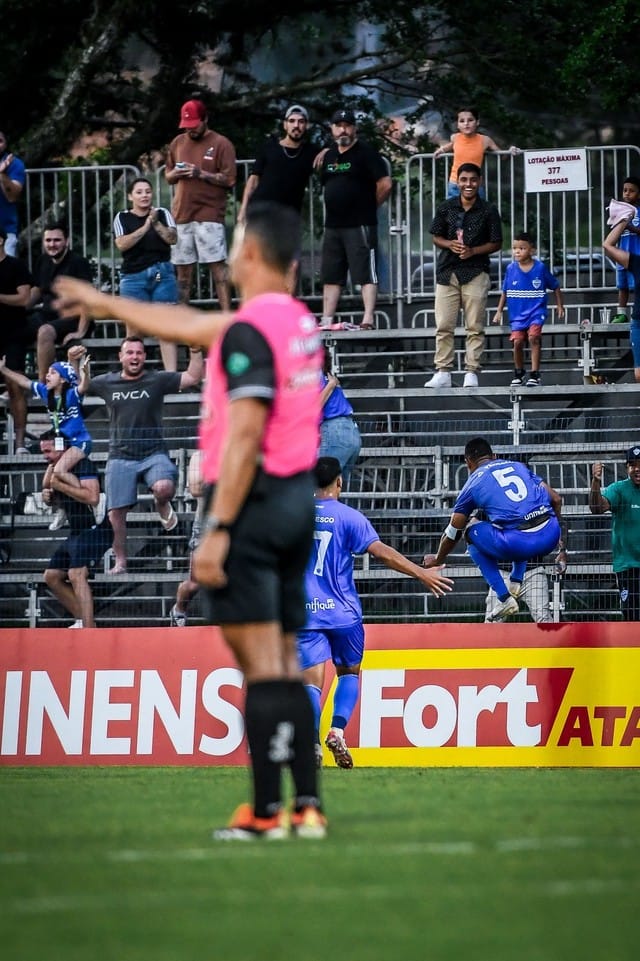 Polêmica no Catarinense! Juiz valida gol no último lance, mas depois anula;Veja o video