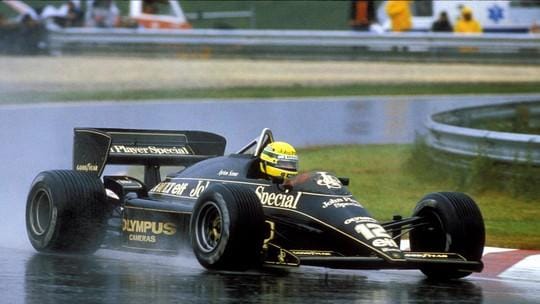 Bruno Senna pilota Lotus de Ayrton em festival inglês