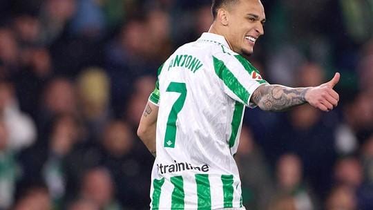 Estreia dos sonhos: Antony celebra titularidade no Betis