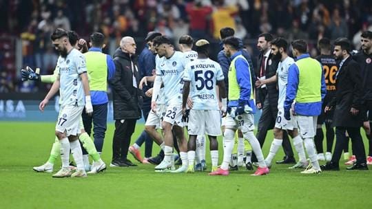 Pênalti polêmico encerra jogo Turquia x Galatasaray