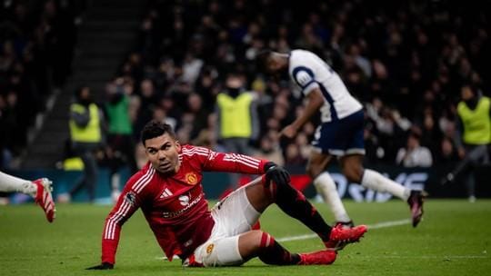 Casemiro nega estar feliz como reserva no United