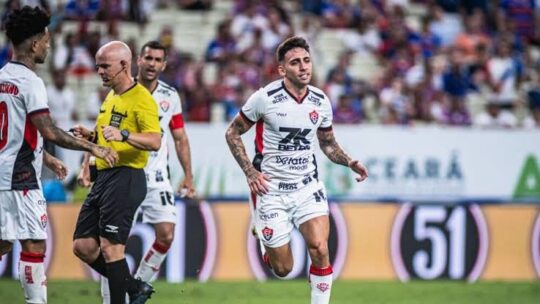 Vitória vence o Fortaleza de virada e segue líder do grupo na Copa do Nordeste