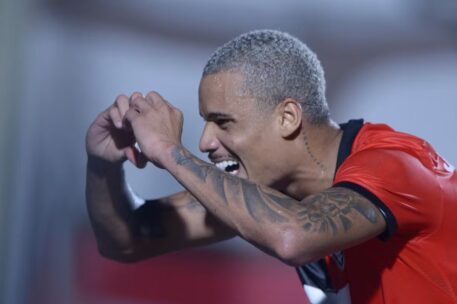 Vitória vence Sport e assume liderança do grupo na Copa do Nordeste