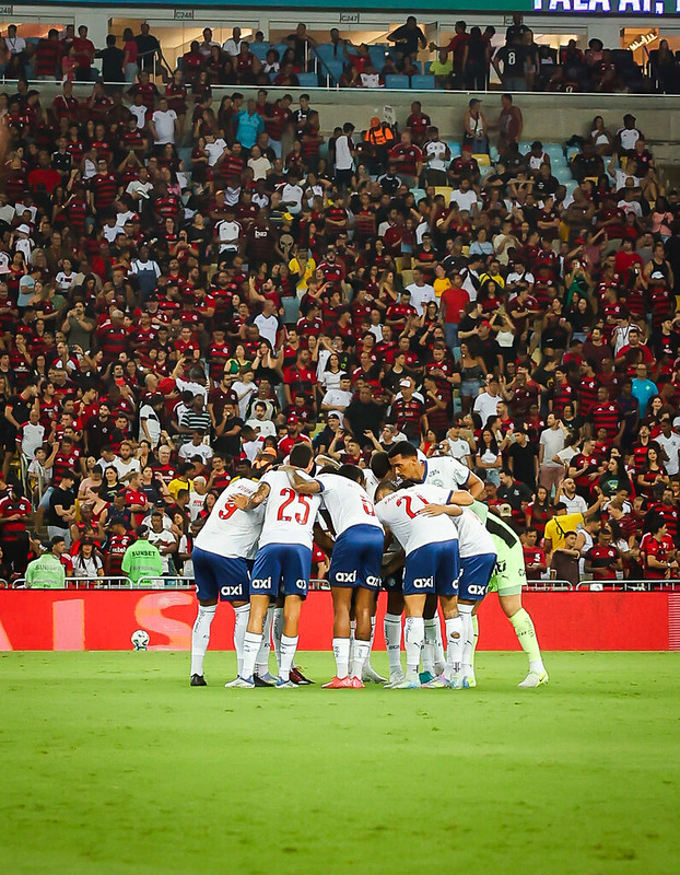Flamengo supera o Bahia no Maracanã e assume a liderança do Brasileirão