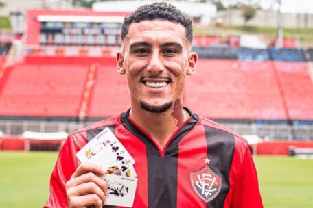 Vitória divulga nota sobre quadro de saúde do volante Baralhas