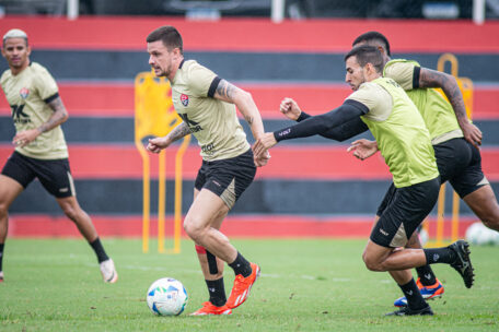 Vitória enfrenta o Defensa y Justicia precisando ganhar para buscar classificação