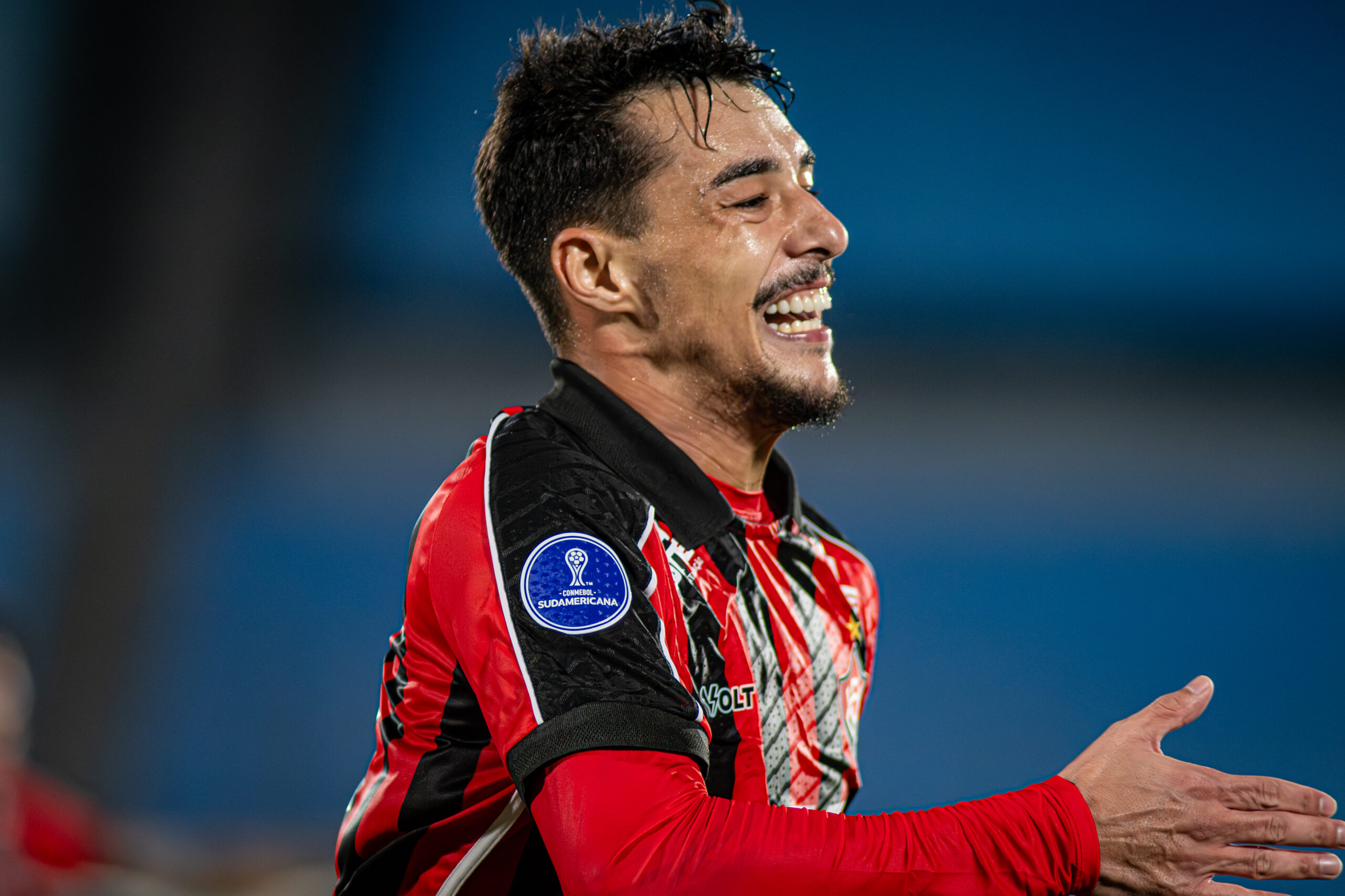 Vitória conquista primeiro triunfo na Sul-Americana e sobe para vice-liderança