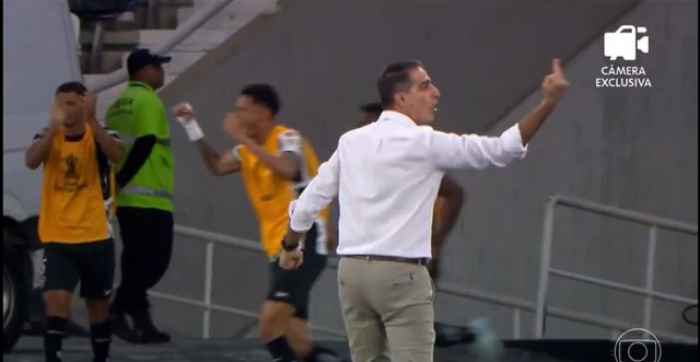 Renato Paiva se empolga em comemoração e esclarece gesto polêmico