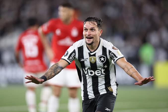 Botafogo marca no fim, vence Estudiantes e segue vivo na Libertadores