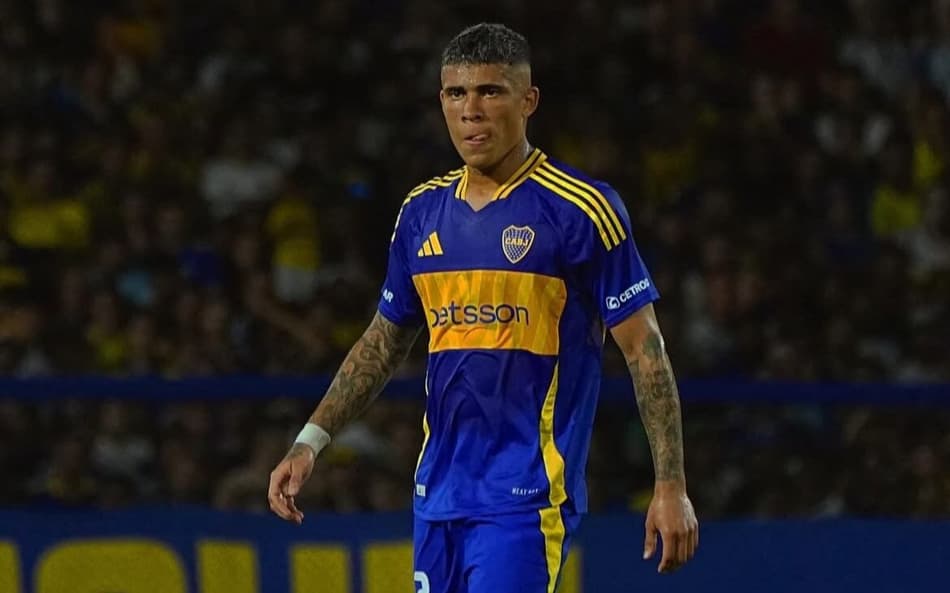 Zagueiro do Boca viaja aos EUA após problema com visto