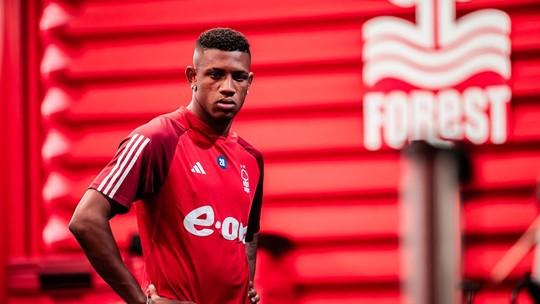 Lyon almeja Danilo: Reforço à Vista?