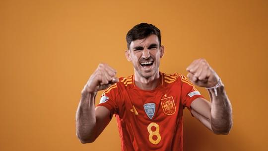 Ruiz se apresenta a Espanha após título da Champions com o PSG