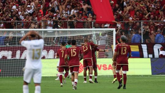 Bolívia: Atraso e acusações na Venezuela
