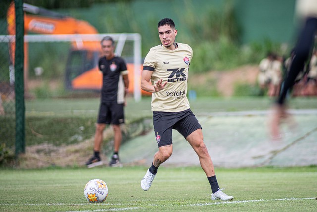 Vitória encerra vínculo com Hugo, lateral cedido pelo Botafogo
