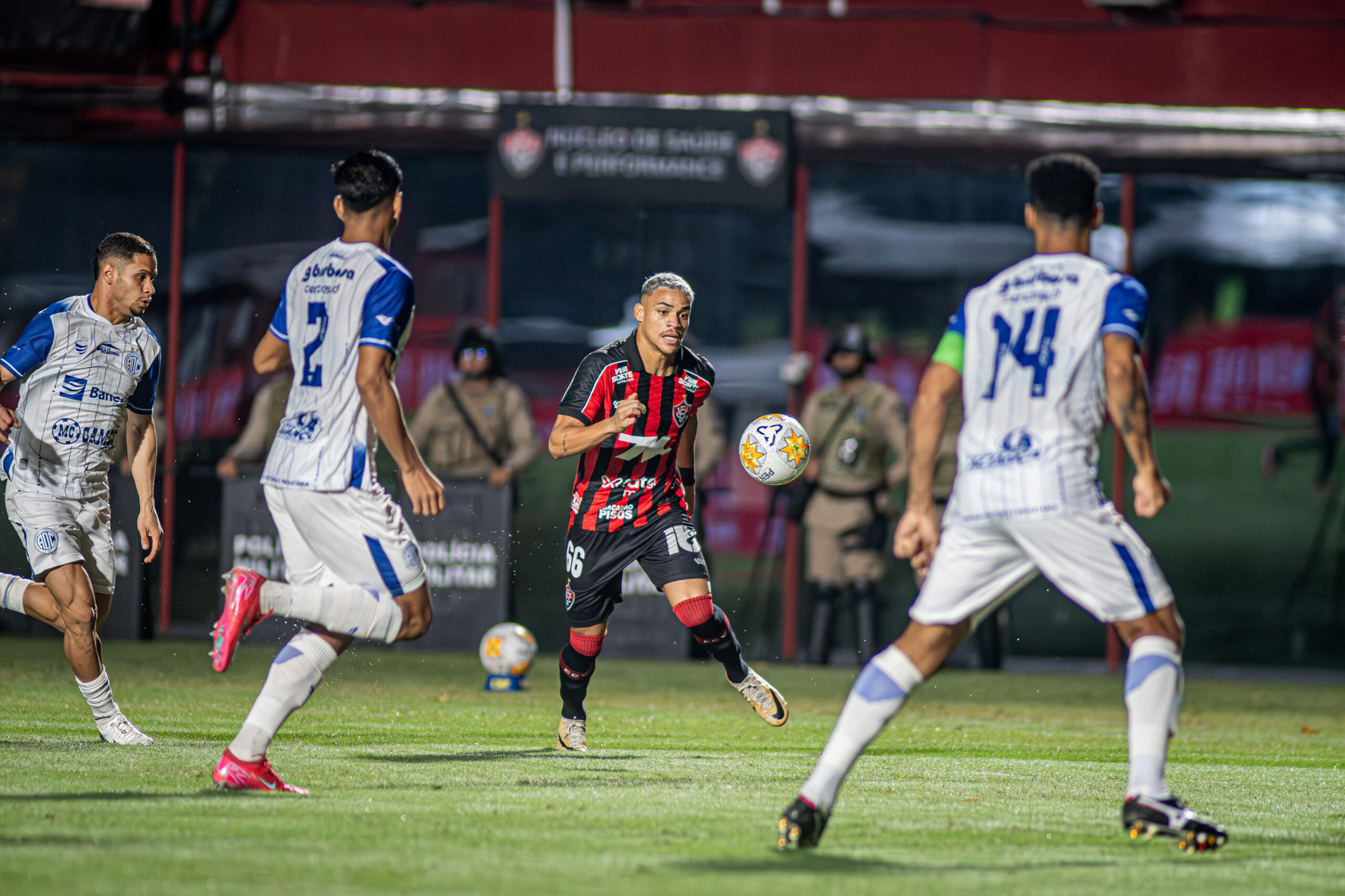 Vexame! Vitória perde para o Confiança no Barradão e está fora do Nordestão