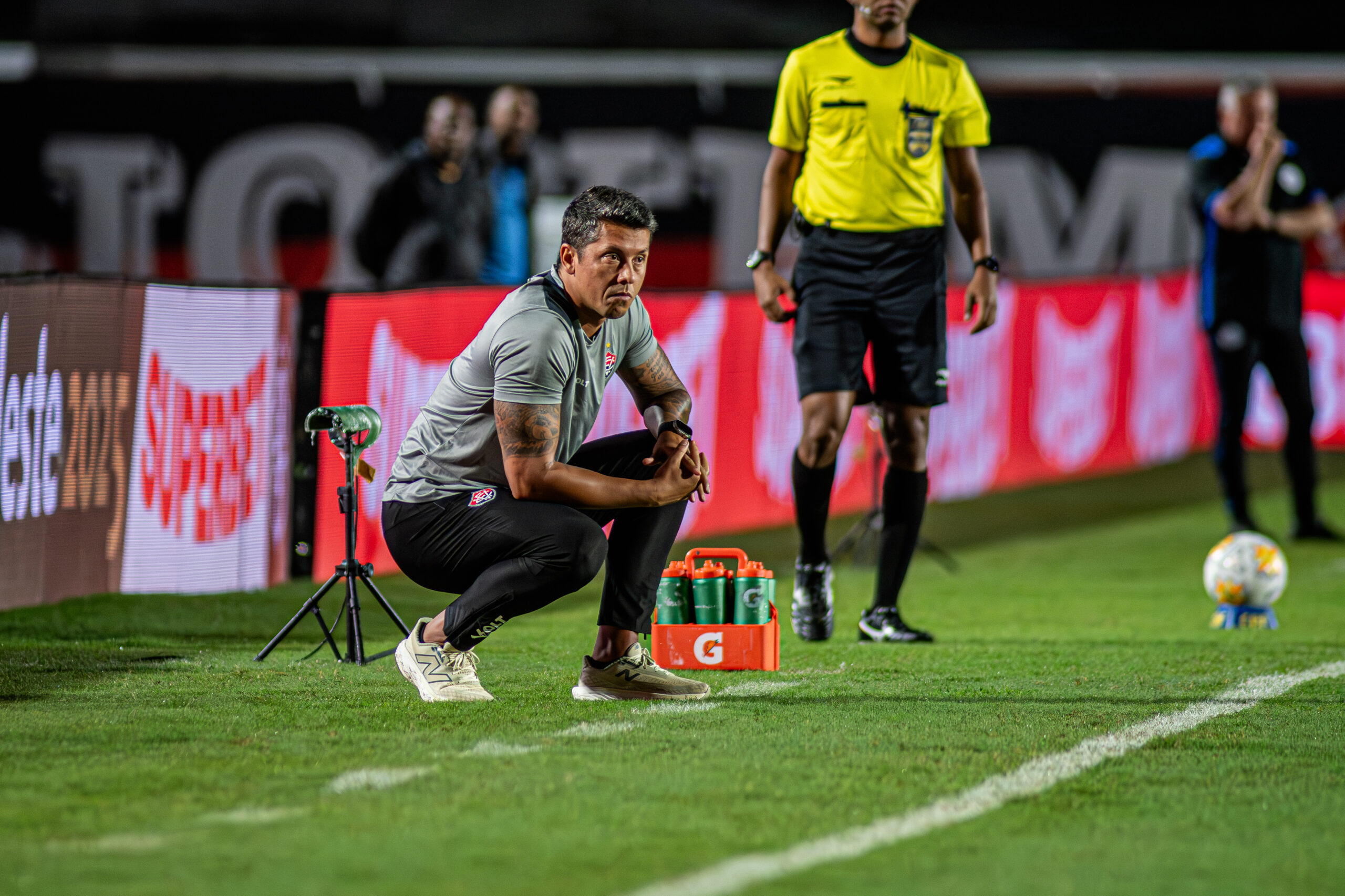 Vitória anuncia saída de Thiago Carpini após eliminação na Copa do Nordeste