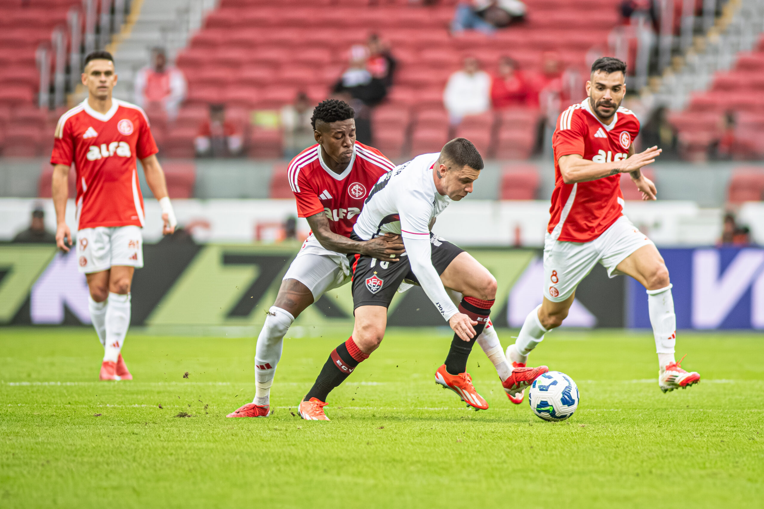 Vitória perde para o Inter no apagar das luzes e entra no Z-4