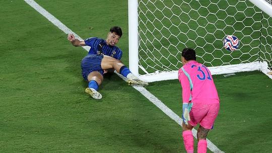 Marcos Leonardo mira Seleção após duelo com City