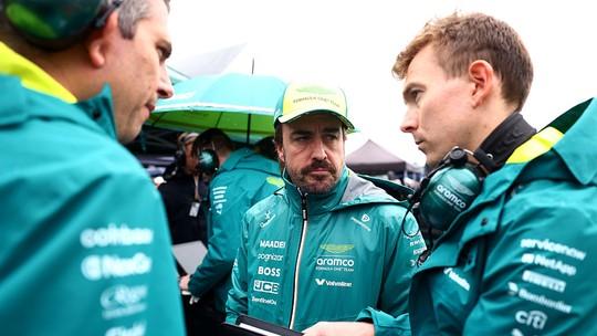 Alonso explode com engenheiro após queda na corrida