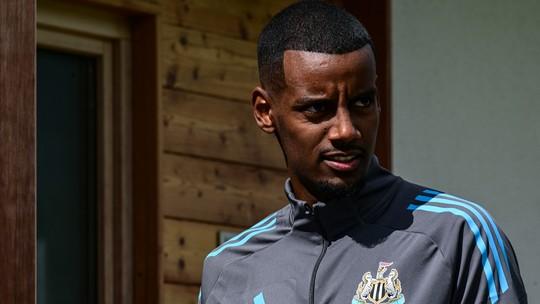 Newcastle nega proposta por Isak, futuro incerto