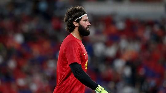 Alisson deixa concentração do Liverpool por problemas pessoais