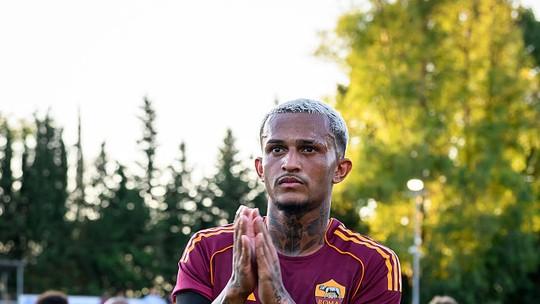 Roma vence Cannes em amistoso com estreia de Wesley