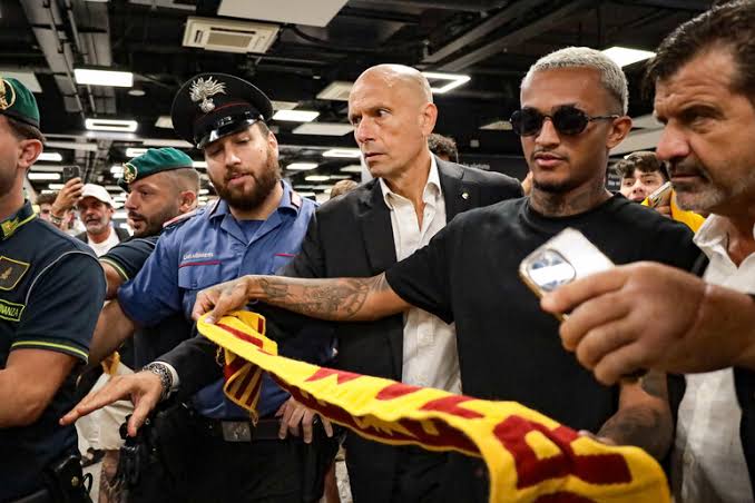 Wesley chega na Roma com recepção calorosa