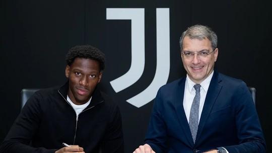 Juventus fecha com Jonathan David