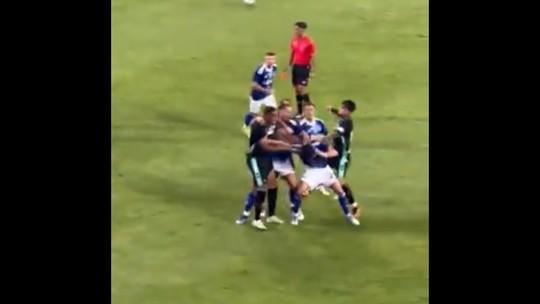 Ex Flamengo agredido em amistoso do Betis