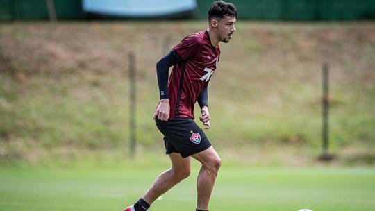 Claudinho surge como opção na lateral do Vitória