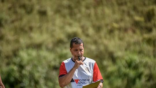 Vitória: Técnico interino se indigna após goleada histórica